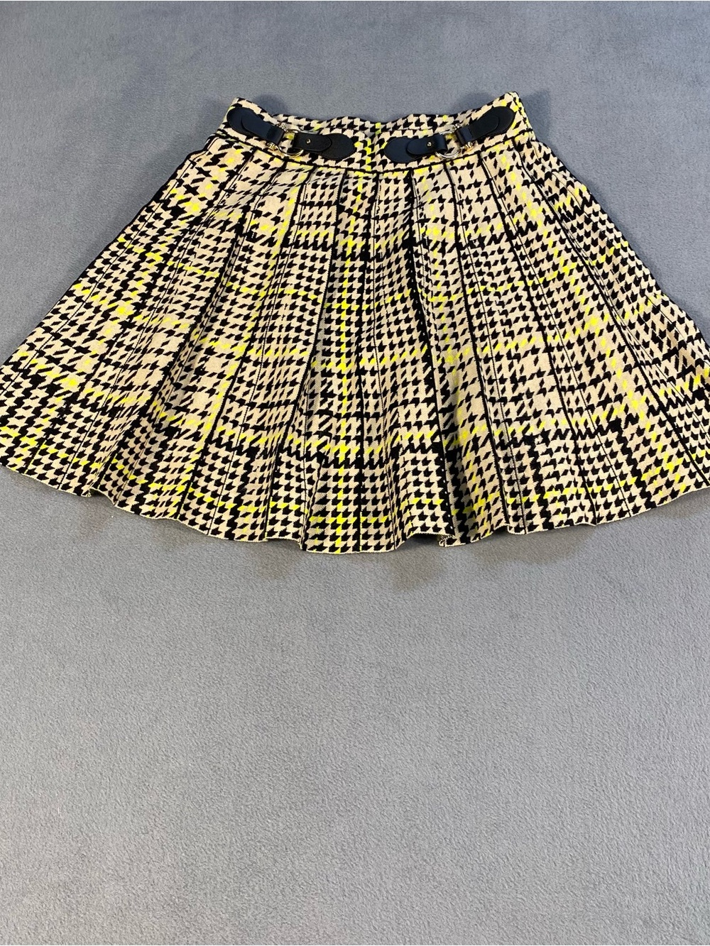 Karen Millen women’s Black& Yellow Houndstooth Pleated MiniSkirt, buckle tabs,XS